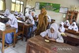 Siswa mengerjakan soal ujian menggunakan telepon genggam saat mengikuti Penilaian Akhir Semester (PAS) di SMK Negeri 1 Ciamis, Kabupaten Ciamis, Jawa Barat, Senin (5/12/2022). Sebanyak 1.695 siswa mengikuti penilaian akhir semester berbasis 