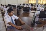 Siswa mengerjakan soal ujian menggunakan komputer saat mengikuti Penilaian Akhir Semester (PAS) di SMK Negeri 1 Ciamis, Kabupaten Ciamis, Jawa Barat, Senin (5/12/2022). Sebanyak 1.695 siswa mengikuti penilaian akhir semester berbasis 