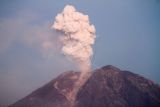 Gunung Semeru kembali erupsi dan meluncurkan APG sejauh 19 kilometer hingga PVMBG menaikkan status dari Siaga menjadi Awas. ANTARA FOTO/Samsul Arifin/sen/YU