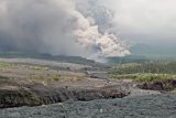 Gunung Semeru mengeluarkan material vulkanis yang terpantau dari Desa Sumberwuluh, Lumajang, Jawa Timur, Senin (5/12/2022). Pusat Vulkanologi dan Mitigasi Bencana Geologi (PVMBG) mengimbau masyarakat untuk tidak melakukan aktivitas di radius 15 Km dari kawah/puncak Gunung Semeru karena rawan terhadap bahaya lontaran batu. ANTARA FOTO/Umarul Faruq/nym.