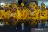 Sejumlah pasangan pengantin mengenakan pakaian adat Melayu saat mengikuti nikah massal di Gedung Graha PT Pelindo, Belawan, Medan, Sumatera Utara, Selasa (6/12/2022). PT. Pelindo menggelar pernikahan massal bagi 50 pasangan pengantin dengan membebaskan biaya nikah kepada setiap mempelai dan memfasilitasi mahar seperti seperangkat alat sholat, emas serta seserahan. ANTARA FOTO/Fransisco Carolio