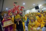 Petugas membawa seserahan saat pernikahan massal di Gedung Graha PT Pelindo, Belawan, Medan, Sumatera Utara, Selasa (6/12/2022). PT. Pelindo menggelar pernikahan massal bagi 50 pasangan pengantin dengan membebaskan biaya nikah kepada setiap mempelai dan memfasilitasi mahar seperti seperangkat alat sholat, emas serta seserahan. ANTARA FOTO/Fransisco Carolio