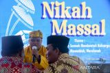 Pasangan pengantin melakukan prosesi akad nikah saat gelaran nikah massal di Gedung Graha PT Pelindo, Belawan, Medan, Sumatera Utara, Selasa (6/12/2022). PT. Pelindo menggelar pernikahan massal bagi 50 pasangan pengantin dengan membebaskan biaya nikah kepada setiap mempelai dan memfasilitasi mahar seperti seperangkat alat solat, emas serta seserahan.

ANTARA FOTO/Fransisco Carolio