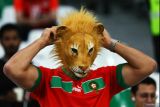 Seorang pendukung Maroko mengenakan topeng singa sesuai dengan julukan tim Maroko sebagai Singa Atlas di dalam stadion sebelum pertandingan babak 16 besar Piala Dunina 2022 antara Maroko melawan Spanyol, di Stadion Education City, Al Rayyan, Qatar, Selasa (6/12/2022). ANTARA FOTO/Reuters-Wolfgang Rattay/hp.