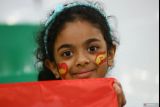 Pendukung cilik Spanyol berpose di dalam stadion sebelum pertandingan babak 16 besar Piala Dunina 2022 antara Maroko melawan Spanyol, di Stadion Education City, Al Rayyan, Qatar, Selasa (6/12/2022). ANTARA FOTO/Reuters-Wolfgang Rattay/hp.