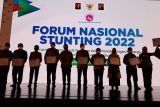 Wabup Sinjai menerima penghargaan di Forum Nasional Stunting 2022