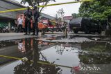 Tim Brimob mengamankan area lokasi usai peristiwa bom bunuh diri di Polsek Astana Anyar, Bandung, Jawa Barat, Rabu (7/12/2022). Pihak kepolisian masih terus menyelidiki dan mengamankan area lokasi bom bunuh diri. ANTARA FOTO/Novrian Arbi/agr

