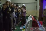 Anggota Kepolisian bersama keluarga menyalatkan  jenazah almarhum Aiptu Anumerta Sofyan di masjid kawasan Cibogo, Bandung, Jawa Barat, Rabu (7/12/2022). Aiptu Anumerta Sofyan merupakan korban meninggal dunia dalam peristiwa ledakan bom bunuh diri di Markas Polsek Astana Anyar. ANTARA FOTO/Novrian Arbi/agr