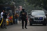 Anggota Brimob berjaga di kawasan Astanaanyar, Bandung, Jawa Barat, Rabu (7/12/2022). Penjagaan ketat tersebut akibat adanya ledakan yang diduga bom bunuh diri di Kantor Polsek Astanaanyar, Kota Bandung. ANTARA FOTO/Raisan Al Farisi/agr/aww.