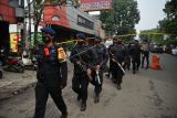 Anggota Brimob berjaga di kawasan Astanaanyar, Bandung, Jawa Barat, Rabu (7/12/2022). Penjagaan ketat tersebut akibat adanya ledakan yang diduga bom bunuh diri di Kantor Polsek Astanaanyar, Kota Bandung. ANTARA FOTO/Raisan Al Farisi/agr/aww.