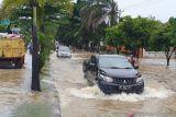 Sejumlah jalan protokol Palembang kembali tergenang air hujan