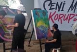 Kritik aktivis melawan korupsi di Makassar dituangkan lewat lukisan