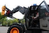 Kasubdit Dalmas Ditsamapta Polda Kalimantan Barat Kompol Paino mengoperasikan Telehandler atau kendaraan taktis multiguna saat pelatihan di Pontianak, Kalimantan Barat, Jumat (8/12/2022). Telehandler yang didatangkan dari Korps Sabhara Polri untuk Dit Samapta Polda Kalimantan Barat tersebut merupakan kendaraan taktis (rantis) yang berfungsi sebagai barikade atau tameng penghalau massa saat penanganan unjuk rasa (Riot Control Unit) serta sebagai alat yang digunakan saat penanggulangan bencana seperti pembersihan tanah longsor, pengerukan lumpur akibat banjir, pembersihan pohon tumbang dan evakuasi korban saat banjir. ANTARA FOTO/Jessica Helena WuysangANTARA FOTO/JESSICA HELENA WUYSANG (ANTARA FOTO/JESSICA HELENA WUYSANG)