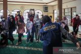 Warga mengikuti trauma healing yang diberikan oleh tim psikologi Biddokkes Polda Jabar di Astanaanyar, Bandung, Jawa Barat, Kamis (8/12/2022). Trauma healing yang kepada warga sekitar Astanaanyar tersebut guna mengurangi dampak gangguan psikologi akibat bom bunuh diri yang terjadi pada Rabu (7/12/2022). ANTARA FOTO/Raisan Al Farisi/agr