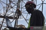 Teknisi memeriksa kabel jaringan saat perawatan Base Transceiver Station (BTS) XL Axiata di Pantai Barat, Desa Pananjung, Kabupaten Pangandaran, Jawa Barat, Jumat (9/12/2022). PT XL Axiata Tbk menyiapkan rekayasa pengalihan atau pemecahan trafik saat Natal dan Tahun Baru 2023 jika terjadi kepadatan trafik di kawasan wisata serta menyiagakan 16 unit mobile BTS (MBTS) di berbagai titik lokasi untuk mendukung penguatan kualitas sinyal. ANTARA FOTO/Adeng Bustomi/agr