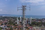 Foto udara teknisi melakukan perawatan Base Transceiver Station (BTS) XL Axiata di Pantai Barat, Desa Pananjung, Kabupaten Pangandaran, Jawa Barat, Jumat (9/12/2022). PT XL Axiata Tbk menyiapkan rekayasa pengalihan atau pemecahan trafik saat Natal dan Tahun Baru 2023 jika terjadi kepadatan trafik di kawasan wisata serta menyiagakan 16 unit mobile BTS (MBTS) di berbagai titik lokasi untuk mendukung penguatan kualitas sinyal. ANTARA FOTO/Adeng Bustomi/agr