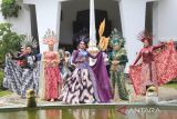 Peserta mengikuti Cirebon Fashion Carnival di Jalan Siliwangi, Kota Cirebon, Jawa Barat, Sabtu (10/12/2022). Karnaval tersebut merupakan rangkaian acara Cirebon Batik Festival 2022 yang bertujuan untuk melestarikan batik sebagai kearifan lokal juga untuk meningkatkan kunjungan wisata. ANTARA FOTO/Dedhez Anggara/agr
