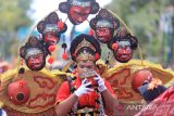 Peserta mengikuti Cirebon Fashion Carnival di Jalan Siliwangi, Kota Cirebon, Jawa Barat, Sabtu (10/12/2022). Karnaval tersebut merupakan rangkaian acara Cirebon Batik Festival 2022 yang bertujuan untuk melestarikan batik sebagai kearifan lokal juga untuk meningkatkan kunjungan wisata. ANTARA FOTO/Dedhez Anggara/agr
