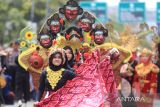 Peserta mengikuti Cirebon Fashion Carnival di Jalan Siliwangi, Kota Cirebon, Jawa Barat, Sabtu (10/12/2022). Karnaval tersebut merupakan rangkaian acara Cirebon Batik Festival 2022 yang bertujuan untuk melestarikan batik sebagai kearifan lokal juga untuk meningkatkan kunjungan wisata. ANTARA FOTO/Dedhez Anggara/agr
