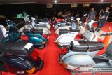 Pengunjung mengamati scooter klasik yang dipamerkan di Gor Jayabaya, Kota Kediri, Jawa Timur, Sabtu (10/12/2022). Pameran scooter klasik milik sejumlah kolektor se-Indonesia tersebut guna memeriahkan kegiatan Kediri Scooter Festival. ANTARA Jatim/Prasetia Fauzani/zk