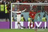 Pemain timnas Portugal Cristiano Ronaldo (kiri) meluapkan kekecewaannya saat bertanding melawan Maroko pada babak perempat final Piala Dunia Qatar 2022 di Stadion Al Thumama, Doha, Qatar, Sabtu (10/12/2022). Portugal tersingkir dari Piala Dunia 2022 usai keok oleh Maroko 0-1. ANTARA FOTO/REUTERS/Kai Pfaffenbach/wsj.