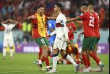 Pemain timnas Portugal Cristiano Ronaldo (tengah) berjalan keluar lapangan sementara pemain timnas Maroko berselebrasi usai pertandingan babak perempat final Piala Dunia Qatar 2022 di Stadion Al Thumama, Doha, Qatar, Sabtu (10/12/2022). Portugal tersingkir dari Piala Dunia 2022 usai keok oleh Maroko 0-1. ANTARA FOTO/REUTERS/Carl Recine/wsj.