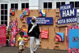Pengunjung berjalan di lokasi puncak acara Pekan Hak Asasi Manusia (HAM) Kota Bogor di halaman Gedung Bakorwil, Kota Bogor, Jawa Barat, Sabtu (10/12/2022). Kegiatan Pekan HAM Kota Bogor yang diisi dengan diskusi, pameran dan pentas seni selama sepekan tersebut bertujuan untuk menunjukkan dan memperkuat komitmen bersama para pemangku kepentingan untuk kemajuan HAM dan inklusi sosial. ANTARA FOTO/Arif Firmansyah/wsj.