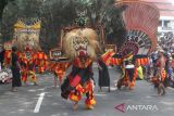 Sejumlah seniman membawakan tari reog dalam pagelaran bertajuk Jaranan Agung di depan Balaikota Malang, Jawa Timur, Minggu (11/12/2022). Pagelaran tersebut melibatkan 130 grup seniman jaranan dan reog dari berbagai daerah dengan tampil secara bergiliran selama 10 jam. ANTARA Jatim/Ari Bowo Sucipto/zk 