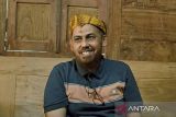 Mantan narapidana kasus terorisme Bom Bali I yang baru bebas bersyarat Umar Patek (kedua kiri) memberikan keterangan terkait pembebasan bersyarat yang diterimanya di Lamongan, Jawa Timur, Selasa (13/12/2022). Dalam keterangannya Umar Patek meminta maaf kepada keluarga korban Bom Bali dan berjanji untuk memerangi terorisme di Indonesia. ANTARA Jatim/Alimun Hakim/Zk