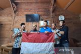 Mantan narapidana kasus terorisme Bom Bali I yang baru bebas bersyarat Umar Patek (kedua kiri) memberikan keterangan terkait pembebasan bersyarat yang diterimanya di Lamongan, Jawa Timur, Selasa (13/12/2022). Dalam keterangannya Umar Patek meminta maaf kepada keluarga korban Bom Bali dan berjanji untuk memerangi terorisme di Indonesia. ANTARA Jatim/Alimun Hakim/Zk