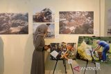 Mahasiswa menyaksikan sejumlah foto bencana alam saat pembukaan pameran foto dalam rangka HUT ke 85 Perum LKBN ANTARA di Banda Aceh, Aceh, Selasa (13/12/2022). Pameran foto dalam rangka memeriahkan HUT ke 85 Perum LKBN ANTARA itu bertema, Indonesia Menyintas Bencana yang menampilkan sejumlah foto peristiwa gempa dan tsunami, bencana gunung meletus serta bencana banjir di Indonesia. ANTARA FOTO/Ampelsa.