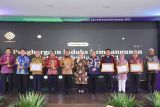 Menaker serahkan penghargaan IPK 2021