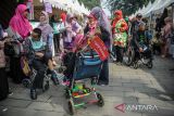 Warga disabilitas mengunjungi pameran pada Festival Disabilitas 2022 di Halaman Gedung Sate, Bandung, Jawa Barat, Rabu (14/12/2022). Festival Disabilitas 2022 yang diikuti oleh berbagai yayasan disablitas dari berbagai kota di Jawa Barat tersebut diselenggarakan dalam rangka Hari Disabilitas Internasional. ANTARA FOTO/Raisan Al Farisi/agr