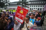 Warga disabilitas mengikuti parade saat Festival Disabilitas 2022 di Halaman Gedung Sate, Bandung, Jawa Barat, Rabu (14/12/2022). Festival Disabilitas 2022 yang diikuti oleh berbagai yayasan disablitas dari berbagai kota di Jawa Barat tersebut diselenggarakan dalam rangka Hari Disabilitas Internasional. ANTARA FOTO/Raisan Al Farisi/agr