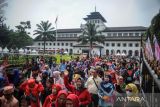 Warga disabilitas mengikuti parade saat Festival Disabilitas 2022 di halaman Gedung Sate, Bandung, Jawa Barat, Rabu (14/12/2022). Festival Disabilitas 2022 yang diikuti oleh berbagai yayasan disablitas dari berbagai kota di Jawa Barat tersebut diselenggarakan dalam rangka Hari Disabilitas Internasional. ANTARA FOTO/Raisan Al Farisi/agr