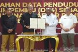 Kemendagri menyerahkan DP4 Pemilu 2024 sebanyak 204 juta jiwa ke KPU RI