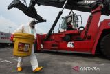 Tim tanggap darurat memperagakan penanganan tumpahan barang berbahaya dari kontainer saat simulasi latihan bersama penanganan barang berbahaya Sodium Sianida (Sodium Cyanide) di PT Terminal Petikemas Surabaya (TPS), Jawa Timur, Senin (12/12/2022). Latihan bersama yang diikuti sekitar 50 peserta dari PT Terminal Petikemas Surabaya dan PT Trans Continent itu bertujuan untuk memantabkan kemampuan peserta dalam melakukan penanganan barang berbahaya. ANTARA Jatim/Didik Suhartono/zk 