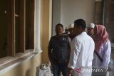 Wali Kota Kediri Abdullah Abu Bakar meninjau proyek pembangunan kolaborasi Prodamas Plus dan Dinas PUPR di Kota Kediri, Jawa Timur, Rabu (7/12/2022). Beberapa proyek yang ditinjau adalah pembangunan drainase di Jalan Pattimura, drainase di Kelurahan Kaliombo, drainase di Jalan Adi Sucipto, dan pembangunan Kantor Kelurahan Kemasan. ANTARA/ HO-Pemkot Kediri-Asmaul