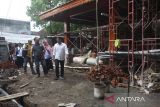 Wali Kota Kediri Abdullah Abu Bakar meninjau proyek pembangunan kolaborasi Prodamas Plus dan Dinas PUPR di Kota Kediri, Jawa Timur, Rabu (7/12/2022). Beberapa proyek yang ditinjau adalah pembangunan drainase di Jalan Pattimura, drainase di Kelurahan Kaliombo, drainase di Jalan Adi Sucipto, dan pembangunan Kantor Kelurahan Kemasan. ANTARA/ HO-Pemkot Kediri-Asmaul