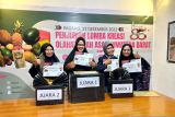 Antara Sumbar serahkan hadiah pemenang lomba kreasi kuliner buah