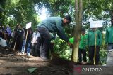 Wali Kota Kediri Abdullah Abu Bakar melakukan penghijauan di Sumber Cakarsi, Kota Kediri, Jawa Timur, Jumat (9/12/2022). Penghijauan ini juga melibatkan komunitas masyarakat seperti komunitas hijau daun dan Komunitas Scooterist Kediri Raya, memperingati Hari Menanam Pohon Indonesia. Antara/ HO-Pemkot Kediri-Asmaul