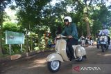 Wali Kota Kediri mengendarai scooter klasik ketika melakukan penghijauan di Sumber Cakarsih Kota Kediri, Jawa Timur, Sabtu (10/12/2022). ANTARA/HO-Humas Pemkot Kediri