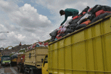 Sejumlah truk pengangkut sampai parkir dalam antrean bongkar muat sampah di Tempat Pembuangan Akhir (TPA) Burangkeng, Kabupaten Bekasi, Jawa Barat, Rabu (14/12/2022). Menurut petugas, proses bongkar muat sampah terhambat dan terkendala akibat akses jalan yang tertutup longsoran sampah pada Sabtu(10/12) kemarin dan saat ini sedang dalam proses pengangkutan menggunakan alat berat untuk membersihkan longsoran sampah. ANTARA FOTO/Fakhri Hermansyah/wsj.