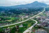 Foto udara kendaraan melintas di Simpang Susun Sumedang Jalan Tol Cileunyi-Sumedang-Dawuan (Cisumdawu), Kabupaten Sumedang, Jawa Barat, Jumat (16/12/2022). Dua ruas Jalan Tol Cisumdawu seksi 2 dan seksi 3 telah dibuka secara fungsional serta pengoperasiaannya masih belum dikenakan tarif guna mendukung jalur Natal dan Tahun Baru 2022. ANTARA FOTO/Raisan Al Farisi/agr