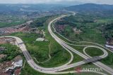 Foto udara kendaraan melintas di Simpang Susun Sumedang Jalan Tol Cileunyi-Sumedang-Dawuan (Cisumdawu), Kabupaten Sumedang, Jawa Barat, Jumat (16/12/2022). Dua ruas Jalan Tol Cisumdawu seksi 2 dan seksi 3 telah dibuka secara fungsional serta pengoperasiaannya masih belum dikenakan tarif guna mendukung jalur Natal dan Tahun Baru 2022. ANTARA FOTO/Raisan Al Farisi/agr