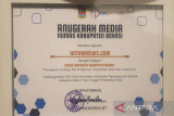 Antara meraih penghargaan Media Inspiratif Kabupaten Bekasi.  (Foto Antara/Pradita Kurniawan Syah).
