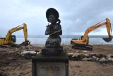 Pekerja menggunakan alat berat menyelesaikan proyek penataan Pantai Seminyak, Legian, Kuta (Samigita) di Pantai Kuta, Badung, Bali, Jumat (16/12/2022). Proyek penataan pantai tersebut meliputi pembangunan sejumlah fasilitas penunjang pariwisata seperti jalur pedestrian, toilet, pemasangan patung, tempat perlindungan tsunami dan area kuliner sehingga ketiga kawasan pantai tersebut tetap menjadi tujuan wisata unggulan di Pulau Dewata yang makin ramai dikunjungi wisatawan. ANTARA FOTO/Fikri Yusuf/nym.