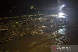 Foto kondisi sungai yang memutus jembatan penyeberangan orang menuju panggung utama Festival Kemilau Meratus di kawasan wisata alam Manggasang, Kabupaten Hulu Sungai Tengah, Kalimantan Selatan, Sabtu (17/12/2022). Tingginya curah hujan mengakibatkan pagelaran musik alam dan penampilan budaya Pokdarwis HST dalam acara Festival Kemilau Meratus tertunda satu jam lebih karena akses jembatan penyeberangan orang terputus sehingga pihak event organizer menyediakan alternatif alat transportasi untuk mengantarkan para peserta memutar jalan menuju panggung utama. Foto Antaranews Kalsel/Bayu Pratama S.ANTARA FOTO/BAYU PRATAMA S (ANTARA FOTO/BAYU PRATAMA S)