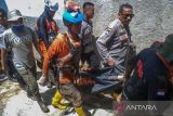 Petugas gabungan membawa kantong jenazah korban banjir bandang di Sawahdadap, Cimanggung, Kabupaten Sumedang, Jawa Barat, Minggu (18/12/2022). Terjangan banjir bandang akibat intensitas hujan yang tinggi pada Sabtu (17/12/2022) petang tersebut mengakibatkan sejumlah rumah rusak dan ratusan warga mengungsi serta dua orang meninggal dunia. ANTARA FOTO/Ahmad Fauzan/rai/agr
