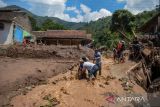 Warga membersihkan puing akibat banjir bandang di Sawahdadap, Cimanggung, Kabupaten Sumedang, Jawa Barat, Minggu (18/12/2022). Terjangan banjir bandang akibat intensitas hujan yang tinggi pada Sabtu (17/12/2022) petang tersebut mengakibatkan sejumlah rumah rusak dan ratusan warga mengungsi serta dua orang meninggal dunia. ANTARA FOTO/Ahmad Fauzan/rai/agr
